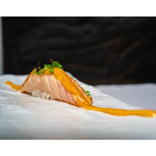 SPICY SALMON NIGIRI  - 1 pezzo