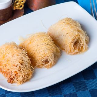 Kadaifi Un intreccio croccante di nidi dolci e noci.
