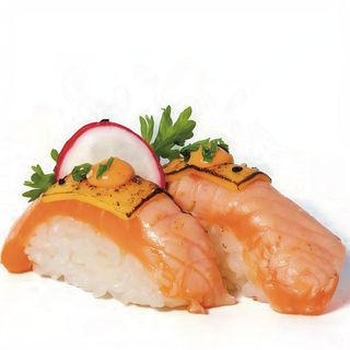 102-Nigiri cheese fire salmón 