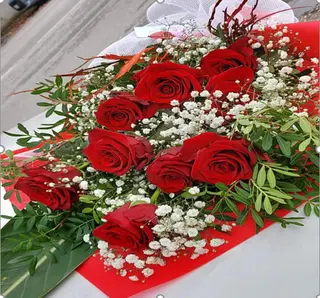 Fascio con 3 rose rosse a gambo lungo con elementi decorativi