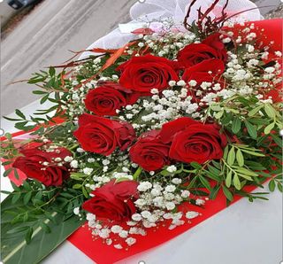 Fascio con 5 rose rosse a gambo lungo con elementi decorativi