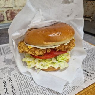 Бургер с хрупкаво пиле(350гр.)