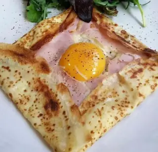 Crep De Jamón Dulce, Queso, Huevo Frito, Rúcula Tomate Cherry