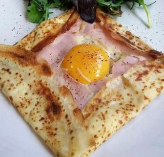 Crep De Jamón Dulce, Queso, Huevo Frito, Rúcula Tomate Cherry