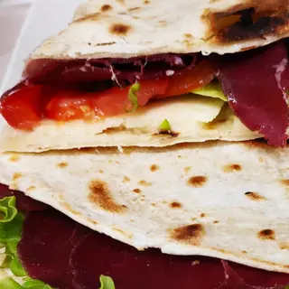 Piada bresaola, peperoni grigliati, robiola