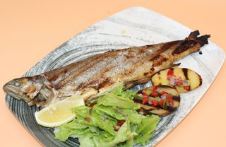 Пъстърва на скара с печени картофи (350г)