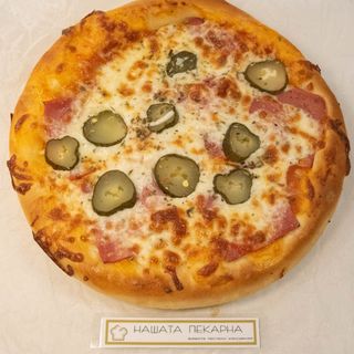 Пица с бекон и кисели краставички