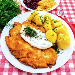 Sznycel drobiowy z jajkiem sadzonym 220g