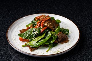 Салат с телятиной и шпинатом под имбирным соусом (300 гр.)