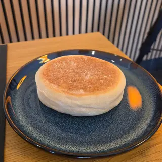 Com bolo do caco