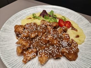 Пилешки хапки от прясно месце със соев сос и сусам (350г)