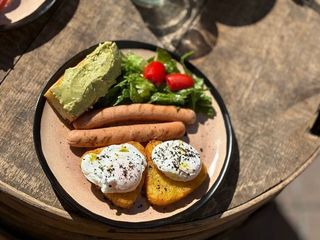 Сніданок Яйця Бенедикт з сосисками