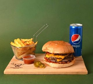 Premium smash burger, pomfrit & Pepsi 0.33l