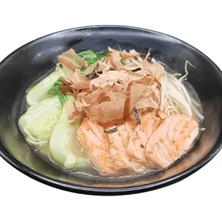 33 Spaghetti in brodo con salmone uova e verdure