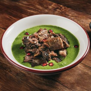 ნელი მომზადების საქონლის ხორცი ქინძმარში