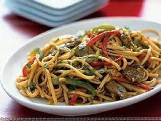 Egg Hakka Noodles - Medium Pack (650ML) + 1 Drink
