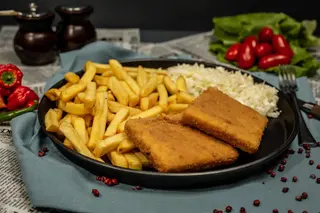 Cașcaval pane cu cartofi pai și salată 