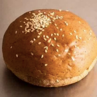 Булочка з томатами та цибулею (100г)