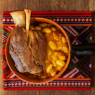 Ciolan afumat de porc la cuptor cu garnitura la alegere