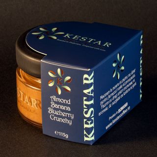 Crema tartinabila de migdale cu banane, afine si boabe de cacao