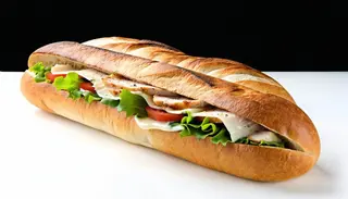 Panino con cotoletta di pollo, lattuga, pomodoro, formaggio e maionese