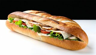 Panino con cotoletta di pollo, lattuga, pomodoro, formaggio e maionese