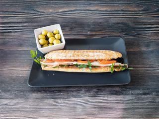 Bocadillo z szynką serrano i oliwkami