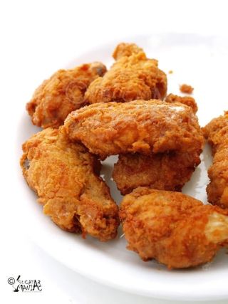 Aripioare de pui crispy cu cartofi prajiti și sos de usturoi