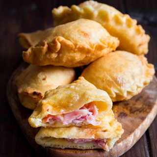 Panzerotto pomodoro, mozzarella e prosciutto cotto