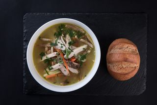 Կոնսոմե հավով և սնկով