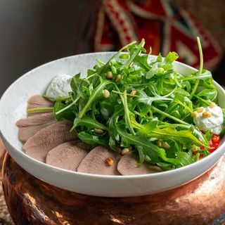  САЛАТ С ГОВЯЖЬИМ ЯЗЫКОМ С РУККОЛОЙ 