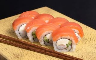 Рол Філадельфія з копченим лососем і креветкою (250г)