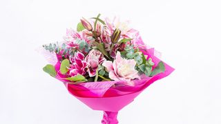 Okrugli buket od tri dupla roze orientala