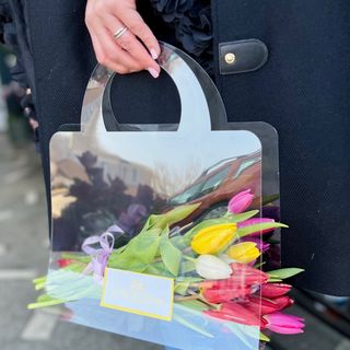 Aranjament lalele parfumate in poseta mare transparenta