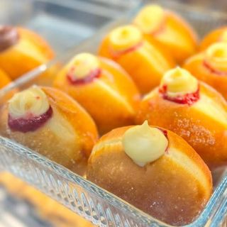 კრემიანი დონატი მარწყვის ჯემით