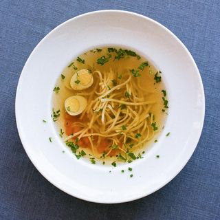 51. Caldo con pasta casera