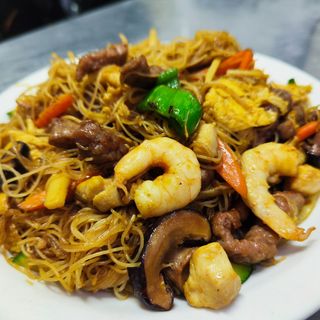 Fideos De Arroz Fritos Con Tres Delicias