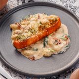 Somon în sos alb cu gnochi