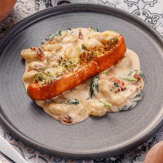 Филе лосося в белом соусе с ньокки / Somon în sos alb cu gnochi