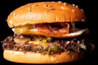 Burger Farmer Joe + Cartofi prajiti + sos la alegere..