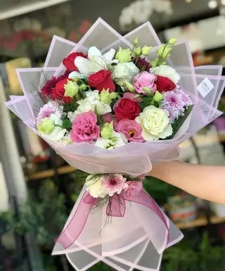 Bouquet des fleurs mélange emballage blan