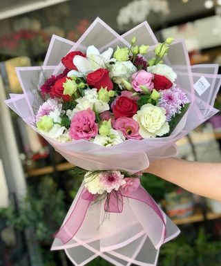 Bouquet des fleurs mélange emballage blan