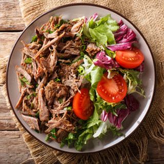 Дърпано свинско месце със свежа салата