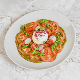 Carpaccio de tomate con burrata y pesto