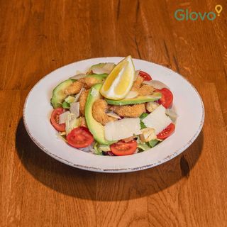 Salată Caesar cu creveți tropicali de captură și avocado