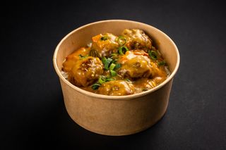 Chiftele de pui cu sos curry si orez