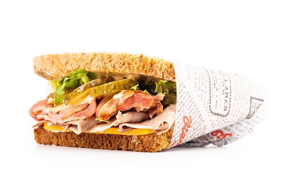 Sandwichaco de Pastrami con bacon y queso