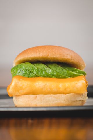 Jaja sa avokadom i sirom u lepinji