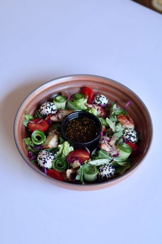 Салат с угрем ,творожным сыром и миксом зелени