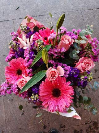 Ramo M. Combinado Con Flores De Temporada Y Algunas Rosas, tonos rosas